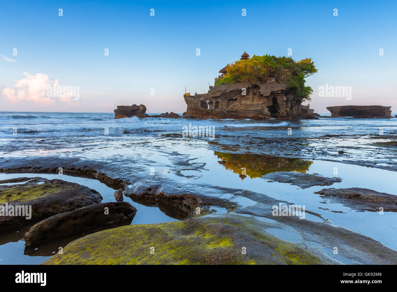 Pura Tanah Lot am Morgen, berühmte Ozean Tempel in Bali, Indonesien. Stockfoto