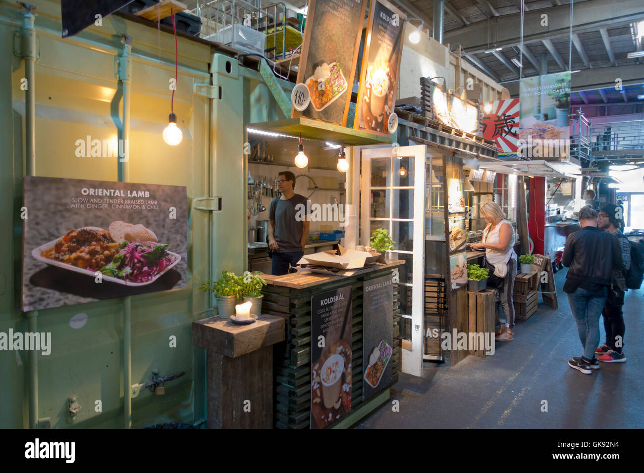 Orientalische Essensstände in das neue Suppen-lokal im rauen Lager auf Papirøen, Papier-Insel, in Kopenhagen. Kopenhagener Straße Nahrung. Stockfoto