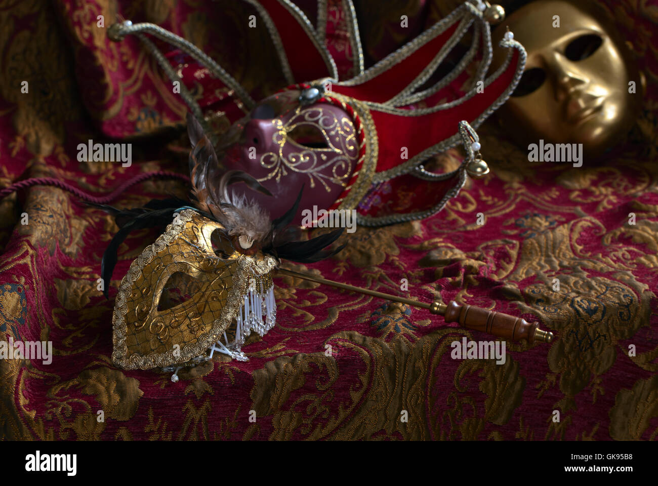 Alte goldene venezianische Masken, Fokus auf Vordergrund Stockfoto