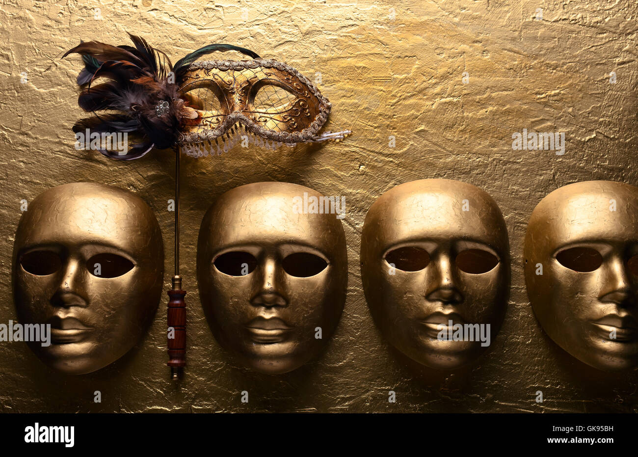 Gold Karnevalsmasken auf goldenem Hintergrund Stockfoto
