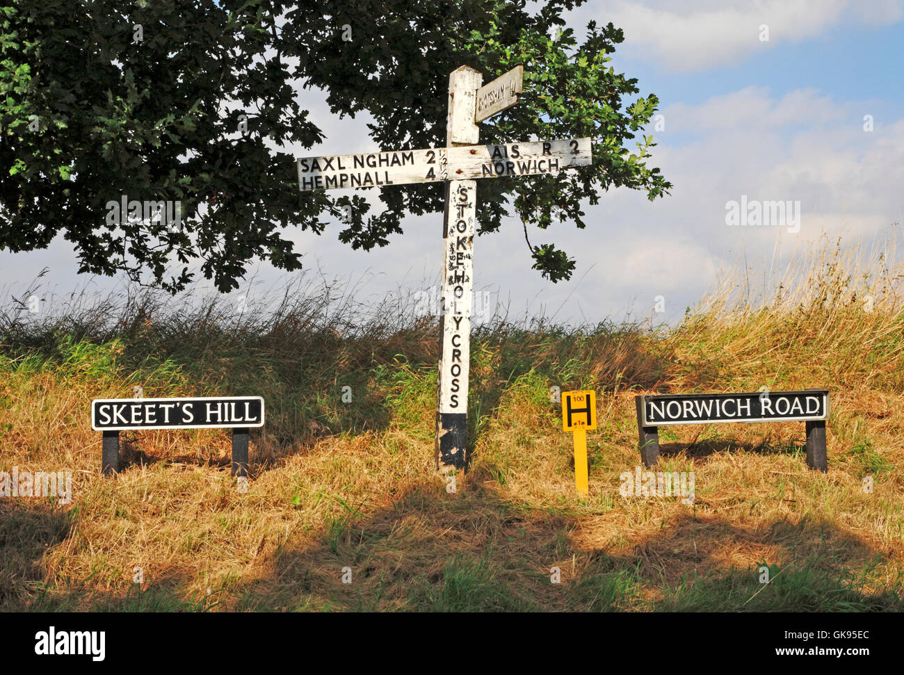 Eine alte verwitterte Richtung Verkehrszeichen auf einer Landstraße bei Stoke Holy Cross, Norfolk, England, Vereinigtes Königreich. Stockfoto