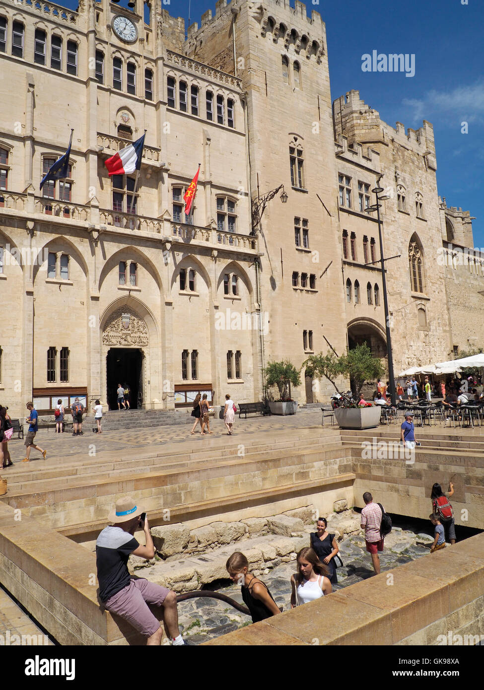 Die Via Domitia Roman Straße vor dem Palast der Erzbischöfe in Stadt Zentrum von Narbonne, Languedoc Roussillon, Frankreich Stockfoto