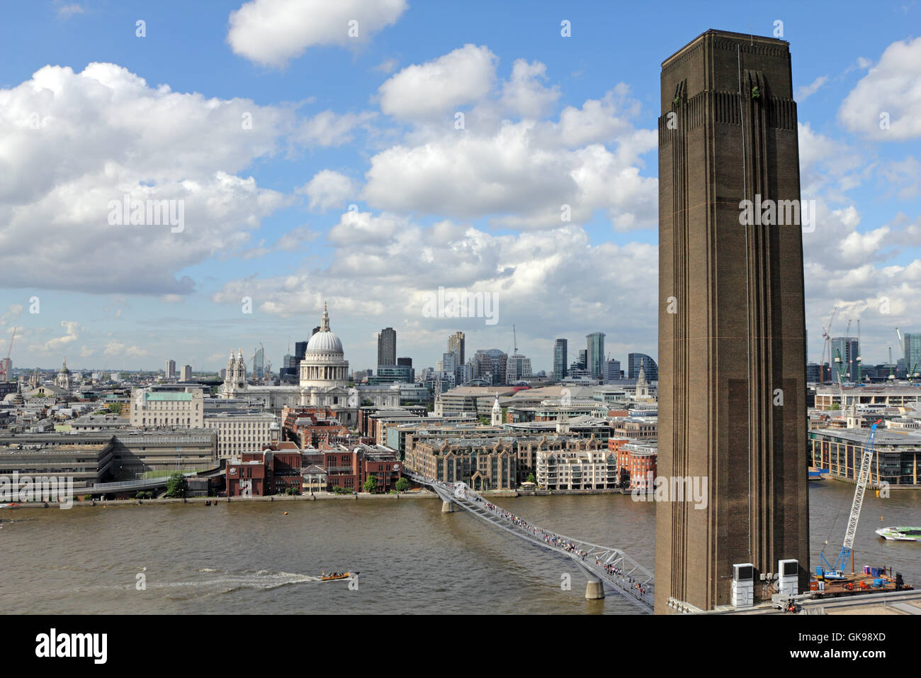 St Paul, The City und Millenium Bridge von der Tate Modern London, England, UK gesehen. Stockfoto