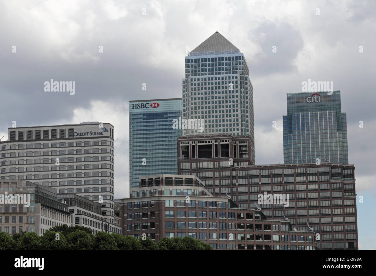 Grauen bewölktem Himmel über Canary Wharf in London England UK Stockfoto