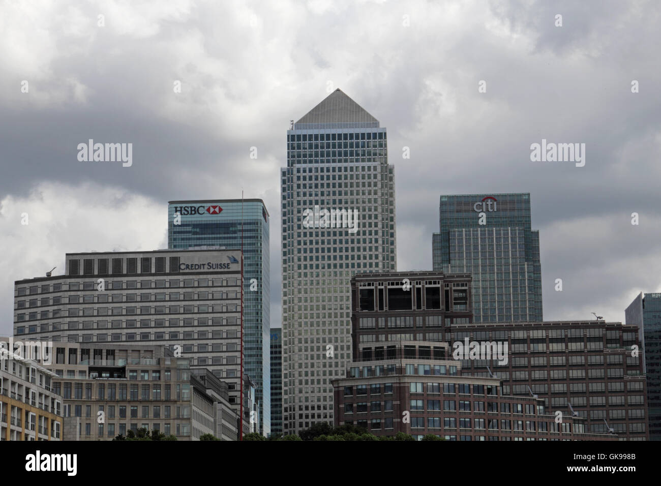 Grauen bewölktem Himmel über Canary Wharf in London England UK Stockfoto