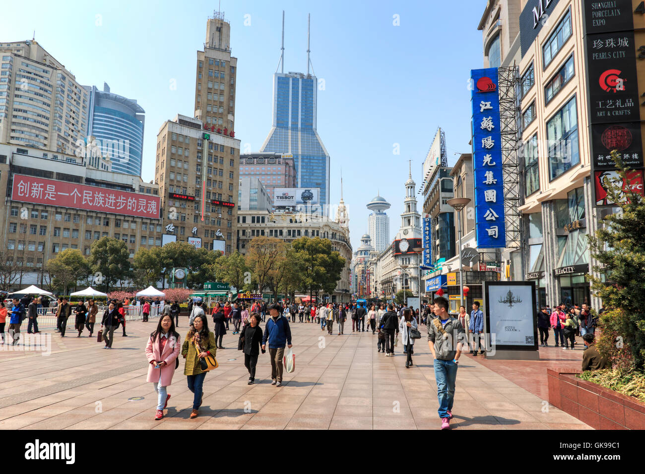 Shanghai, China - 26. März 2016: Touristen in Nanjing Road, eine der belebtesten Einkaufsstraßen der Welt. Stockfoto