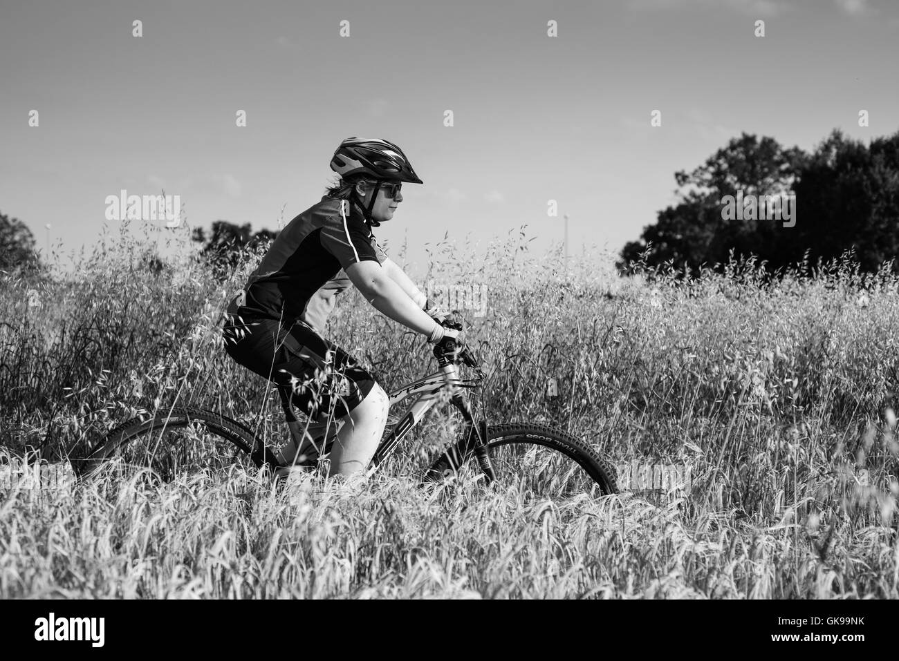 Junge Frauen Mountain-Bike-Fahrer. Stockfoto