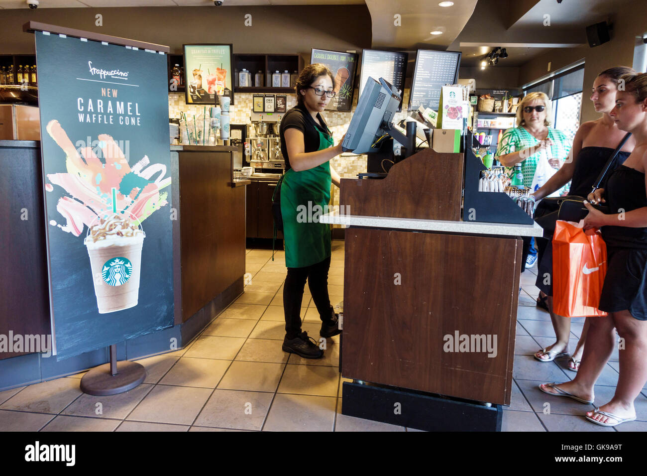 Florida, Süd, Ellenton, Ellenton Premium Outlets Mall, Einkaufszentrum, Starbucks Coffee, Kaffeehaus, Kette, Mitarbeiter, Kassierer, Job, Bestellung, Transaktionszahlung Stockfoto