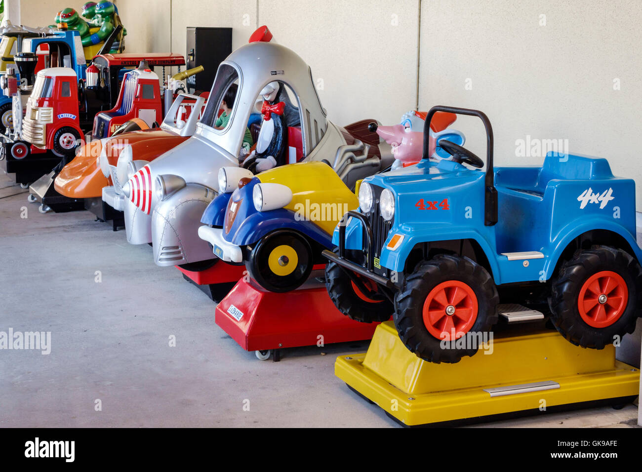 Florida Ellenton, Ellenton Premium Outlets Mall, Einkaufszentrum, Gemeinschaftsbereich, Münzbetrieb, Kinderfahrt, Unterhaltung, helle Farben, FL160630094 Stockfoto