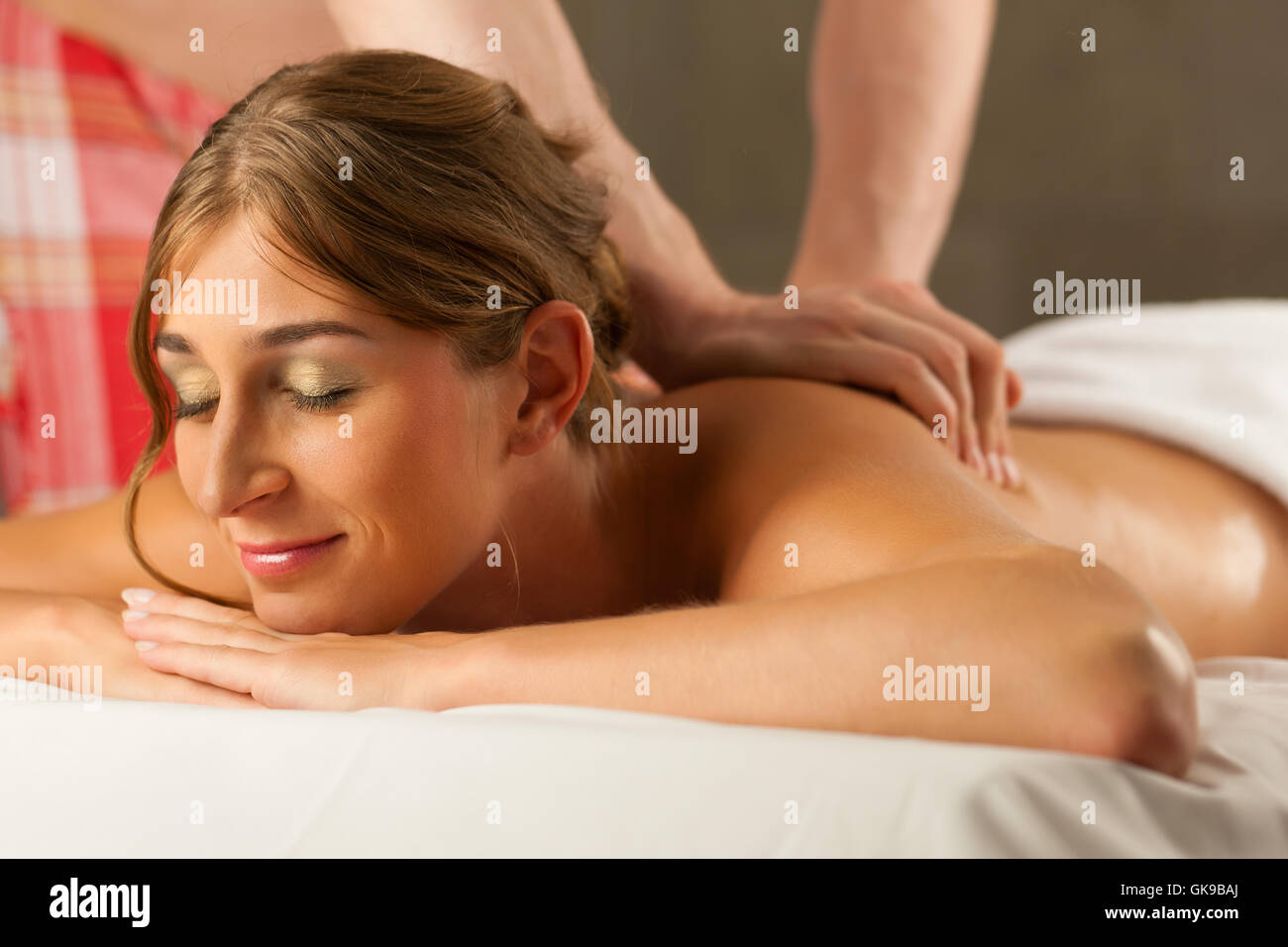 Frau bekommen eine Wellnessmassage Stockfoto