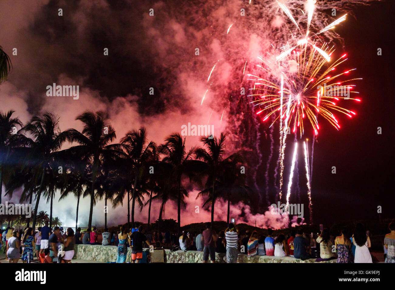 Miami Beach, Florida, South Beach, Lummus Park, 4. Juli, Unabhängigkeitstag, Feuerwerk an Feiertagen, Kokospalmen, Rauch, patriotisches jährliches FL1 Stockfoto