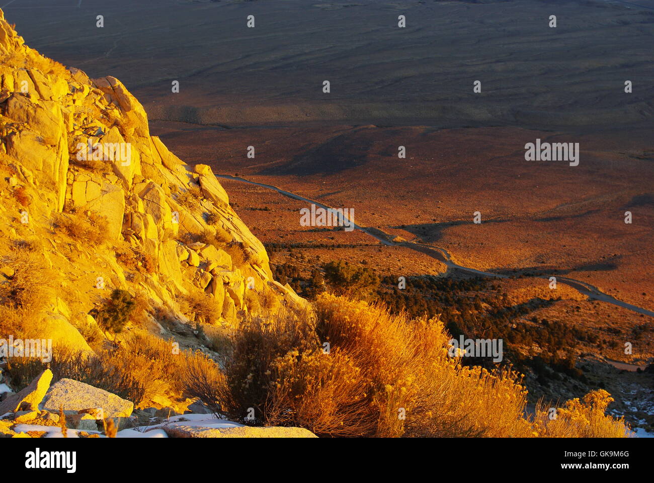 Blick ins Tal von hohen Sierra Nevada Bergstraße kurz nach sunr Stockfoto