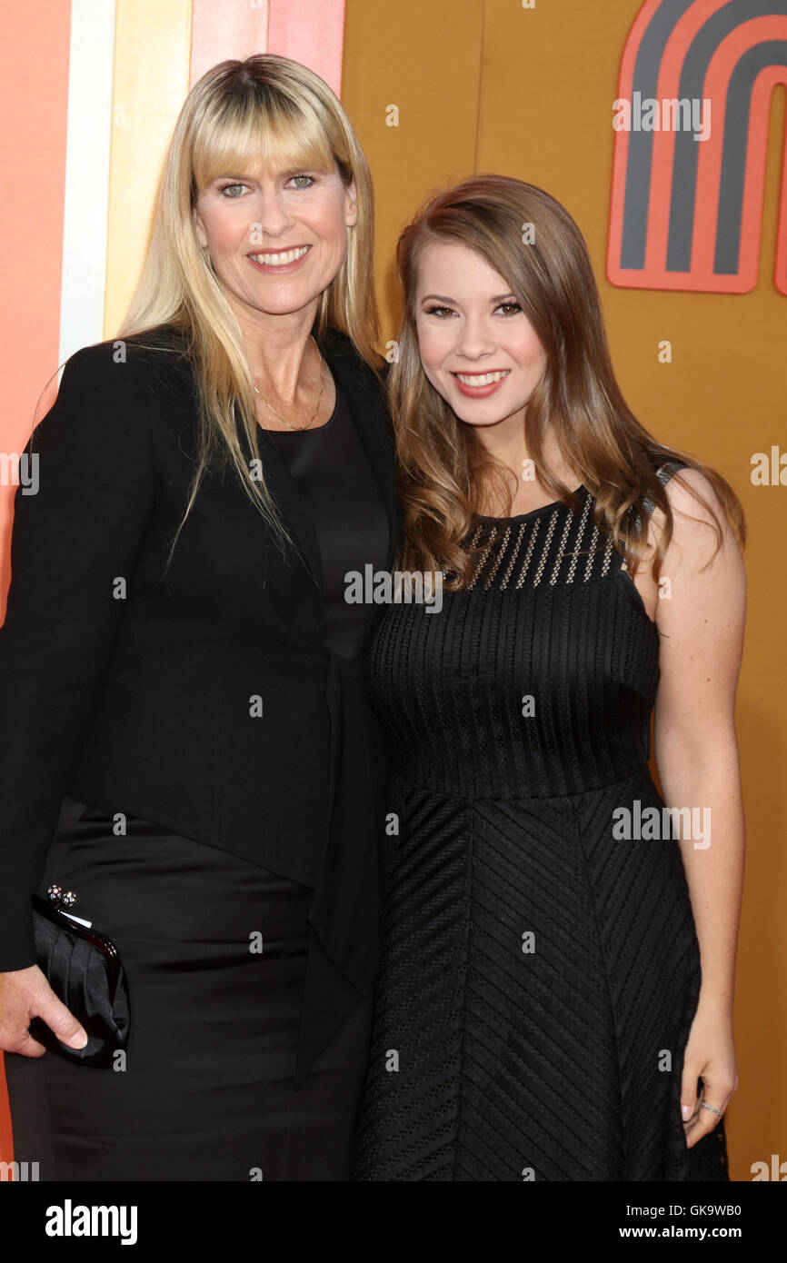 Premiere von "Nice Guys" bei TCL Chinese Theatre mit: Terri Irwin, Bindi Irwin wo: Los Angeles, California, Vereinigte Staaten von Amerika bei: 10. Mai 2016 Stockfoto