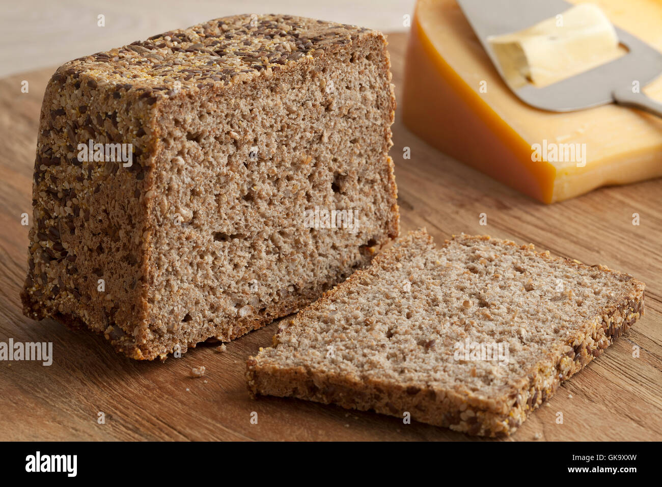 Stück hausgemachte frisch gebackenem Roggen Brot und Käse im Hintergrund Stockfoto