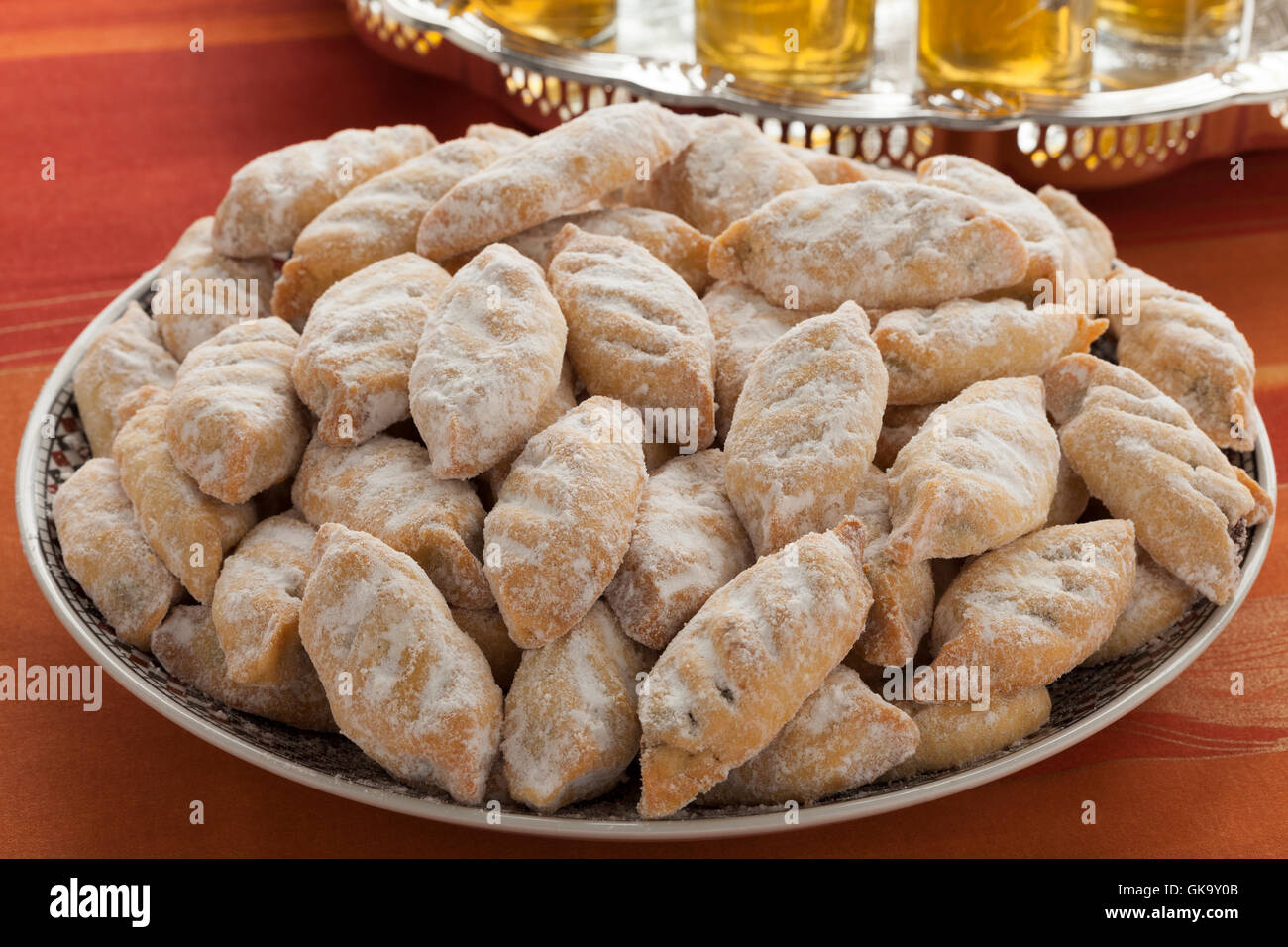 Traditionelle marokkanische Makrout, Datum Cookies, auf einen Teller und Tee Stockfoto