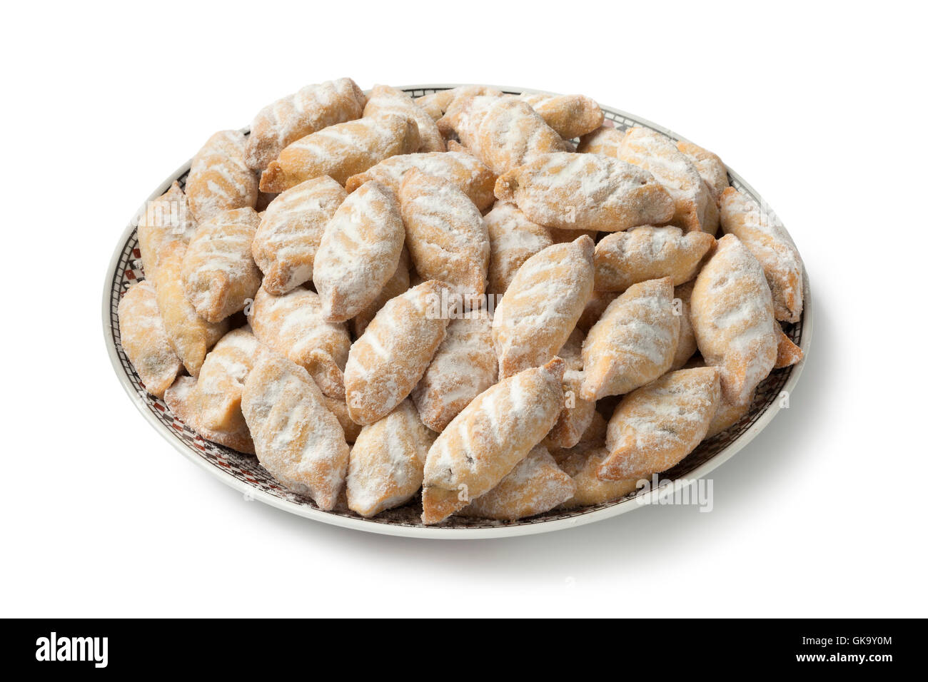 Schüssel mit traditionellen marokkanischen Makrout Datum Cookies, auf weißem Hintergrund Stockfoto
