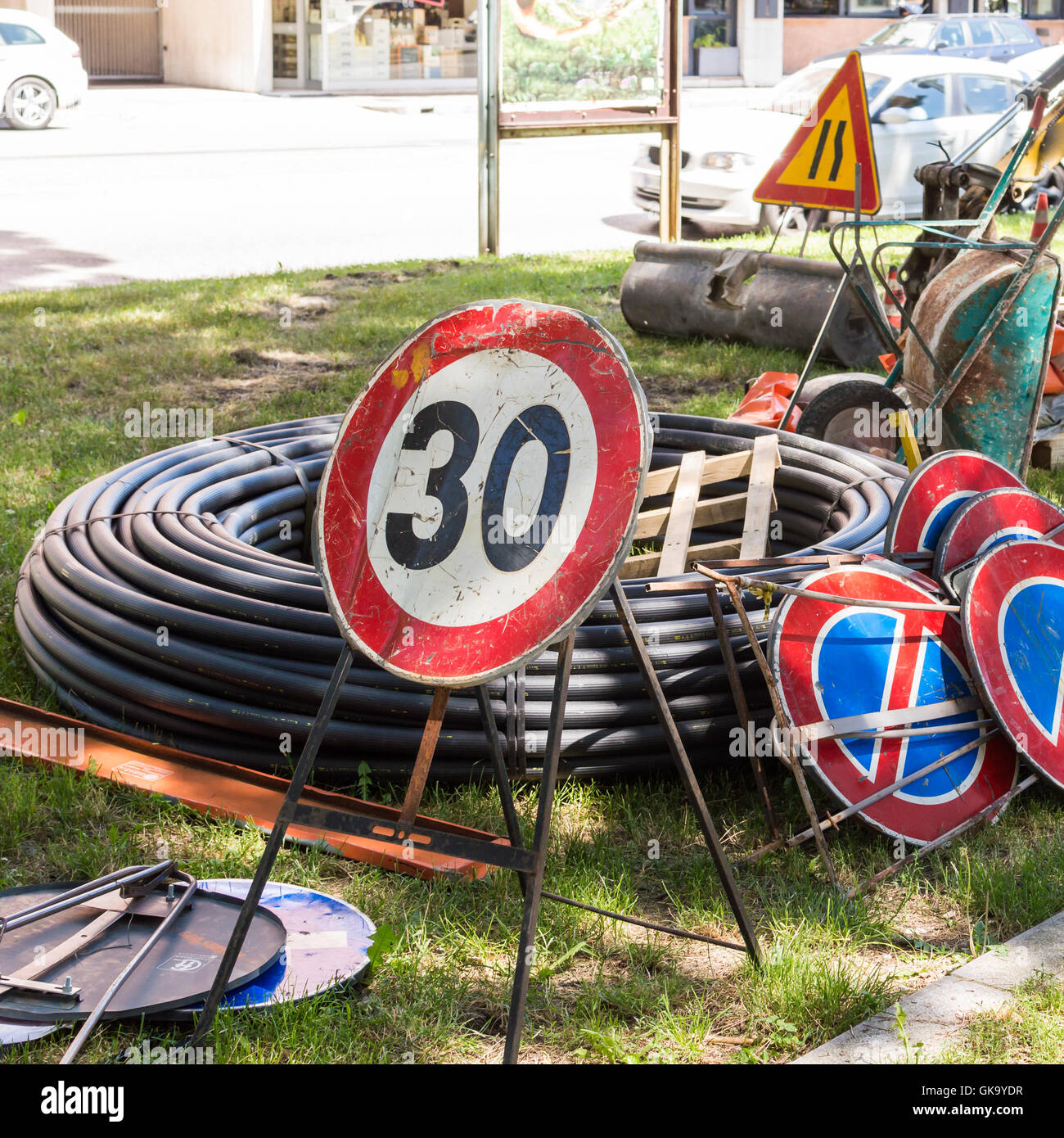 Verkehrszeichen-Gruppe bereit, in der Nähe der Baustelle installiert werden Stockfoto