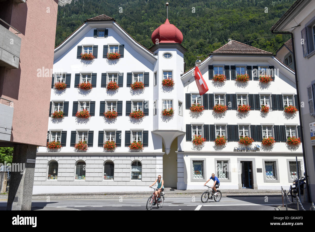 Altdorf, Schweiz - 7. august 2016: Menschen Reiten ein Fahrrad vor der alten in Altdorf im Kanton Uri, Schweiz Häuser Stockfoto