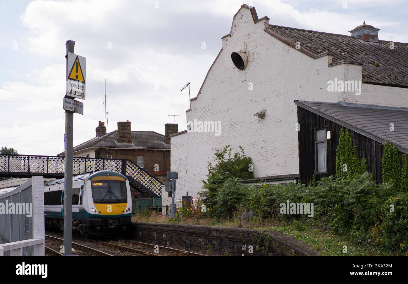 Zug fährt Woodbridge-Station in Suffolk Enlgand Stockfoto