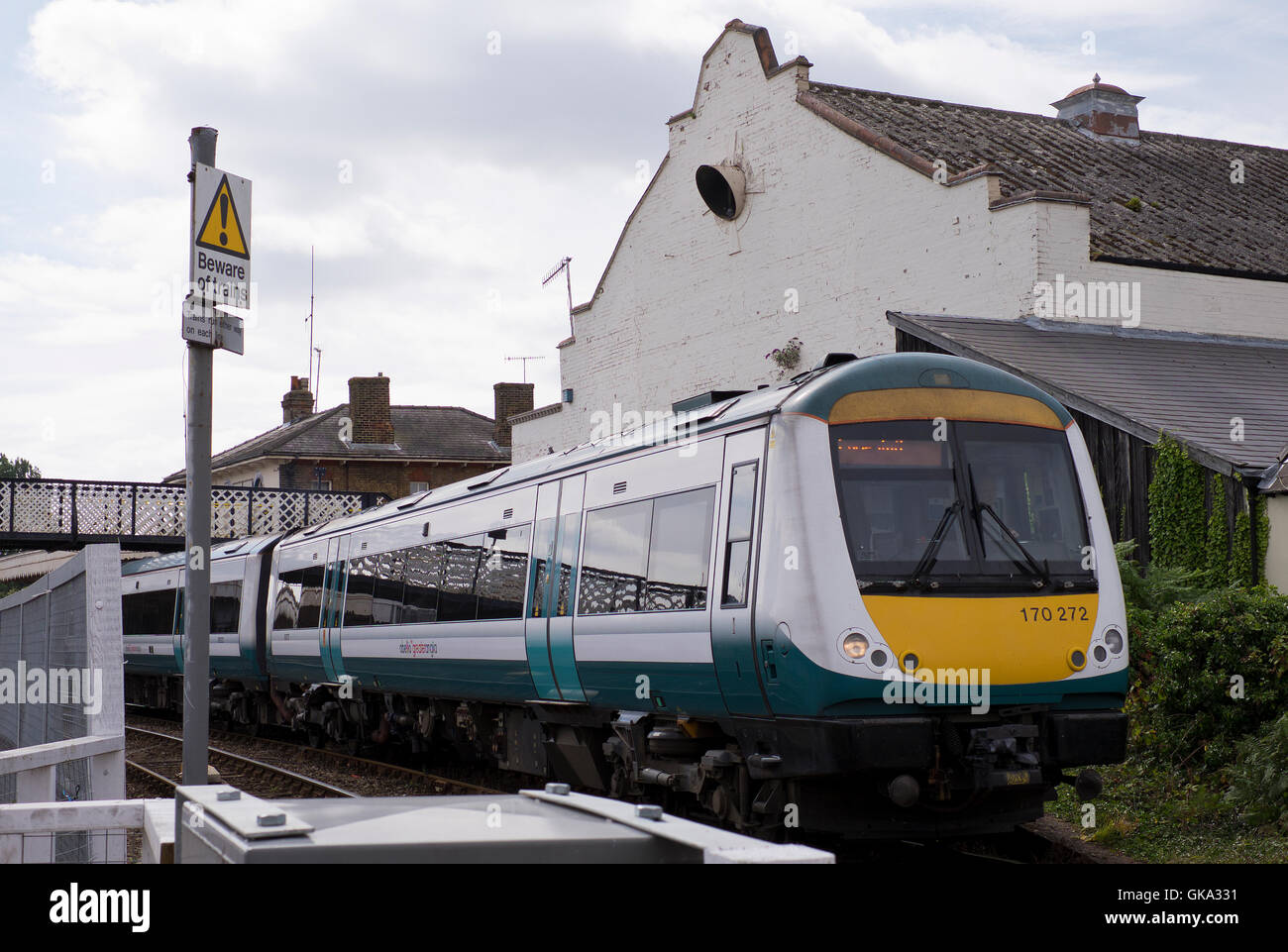 Zug fährt Woodbridge-Station in Suffolk England Stockfoto
