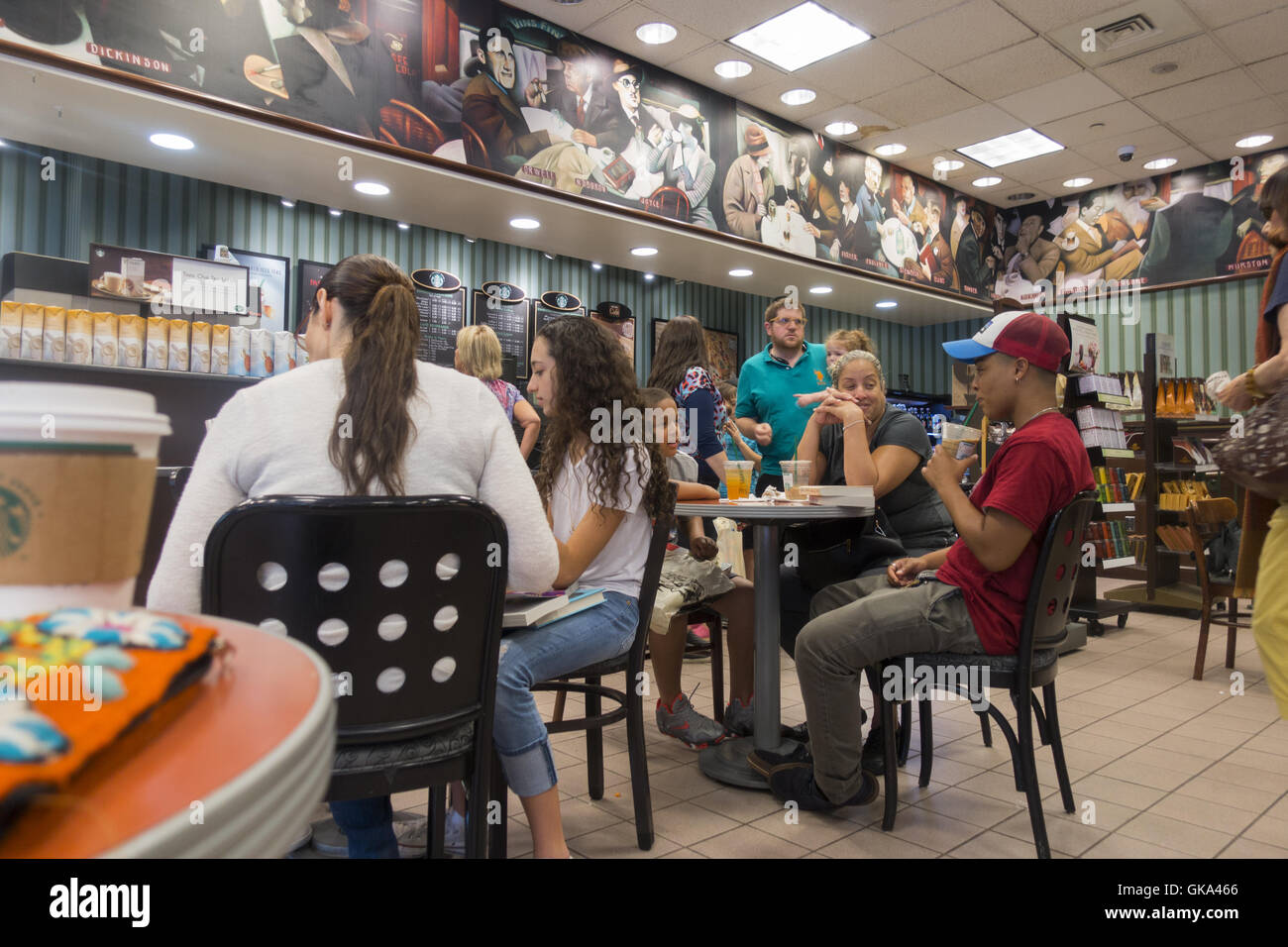 Junge Menschen entspannen in einem Café an einem Sommertag in einem Barnes & Noble-Buchladen in Brooklyn, New York. Stockfoto