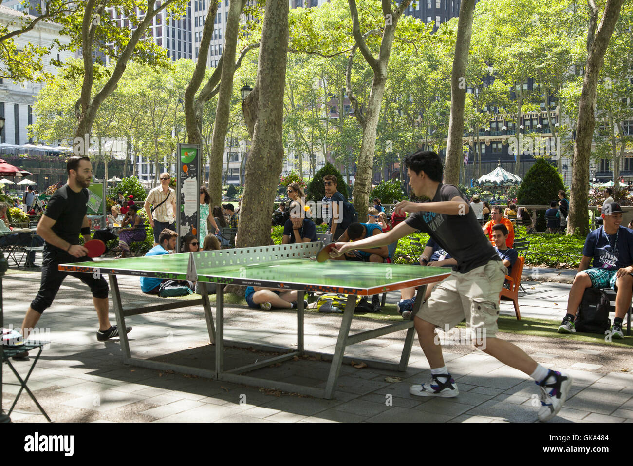 Ein paar ernste Tischtennis-Spieler gehen auf sie auf der free kostenlos Tabellen im Bryant Park entlang der 42nd Street in Midtown Manhattan, NYC. Stockfoto