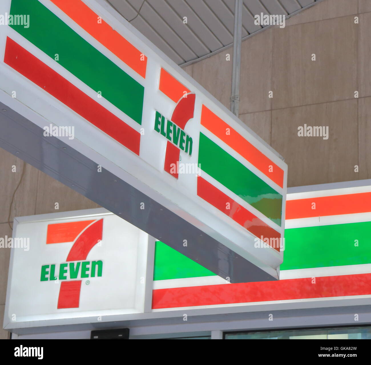 7-Eleven Logo, der weltweit größte Betreiber Franchisegeber und Lizenzgeber von Convenience-Stores mit mehr als 50000 Outlets. Stockfoto