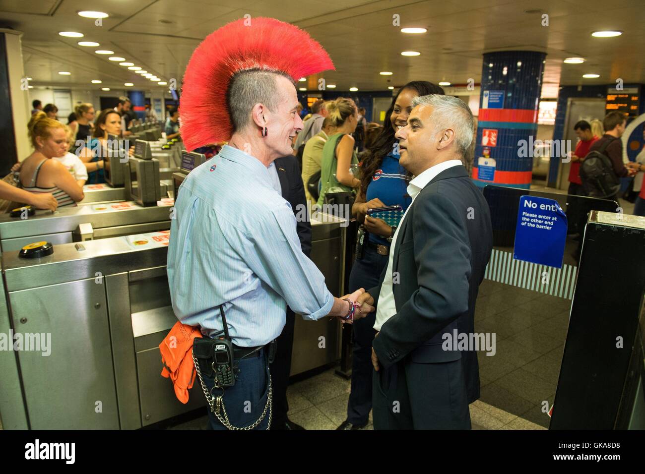 Bürgermeister von London Sadiq Khan (rechts) trifft TFL Mitarbeiter Greg Cosens u-Bahnstation Oxford Circus, vor dem Start der Nacht-Rohr Service in London. Stockfoto