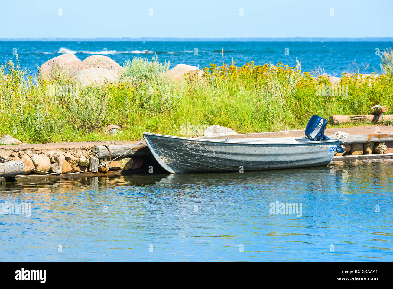 Hagby, Schweden - 10. August 2016: Kleines offenes Motorboot vertäut an einer Insel des Archipels. Stockfoto