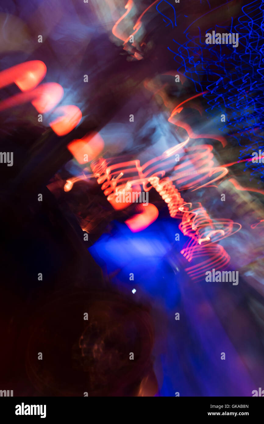 Abstrakter schwarzer Hintergrund mit elektrischen blauen und roten Streifen Stockfoto