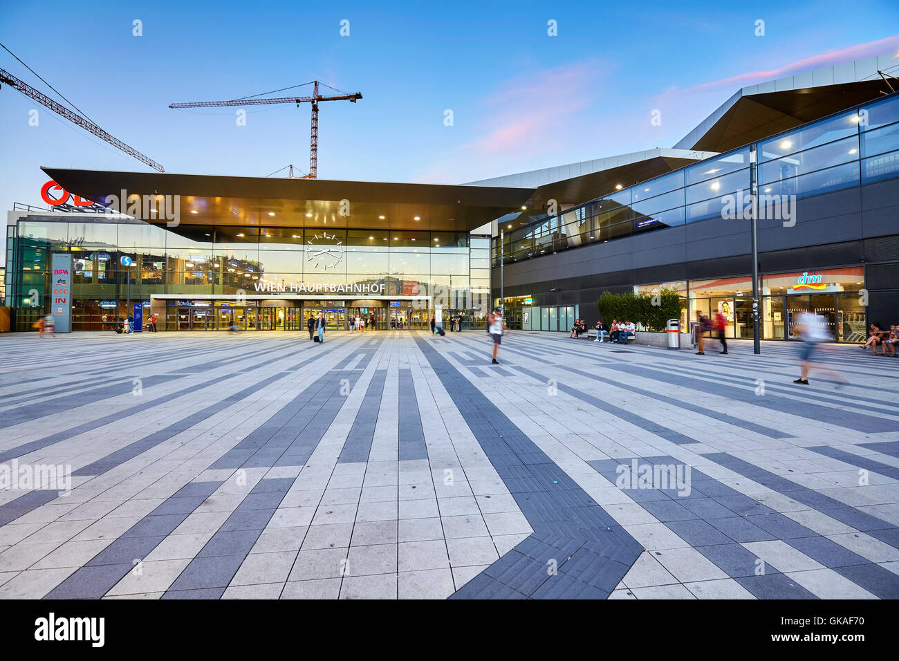 Eingang zum Wien Hauptbahnhof, Hauptbahnhof in Wien in der Abenddämmerung. Stockfoto