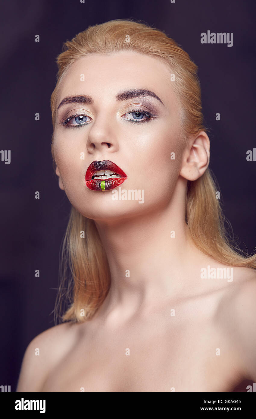 Schönheit Frau mit kreativen Make up rot volle Lippen Stockfoto