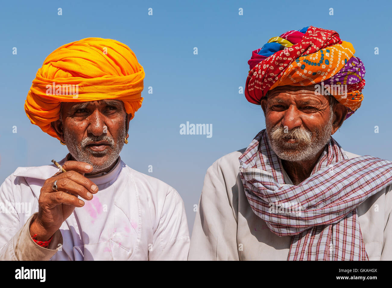 zwei indische Greis mit bunten Turban gegen einen blauen Himmel, Jodhpur, Rajasthan, Indien Stockfoto