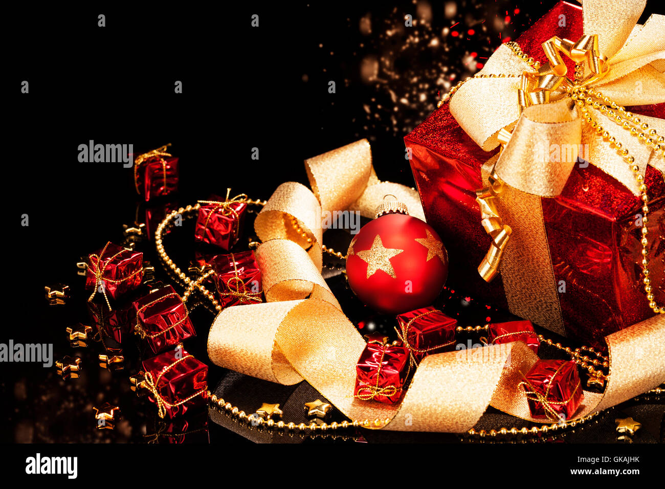 Rot Weihnachten mit Tand und Gold Band auf schwarzem Hintergrund Stockfoto
