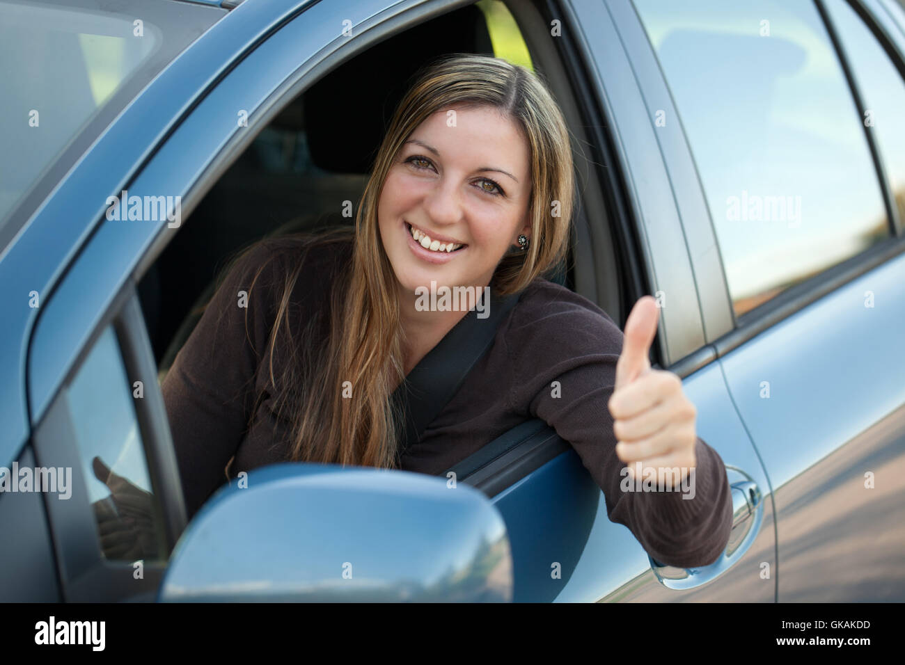 autofahrerin showing thumbs up Stockfoto