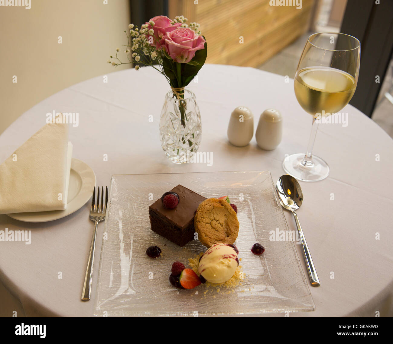 Schokoladen-Brownie mit Eis, Keks und Erdbeere Stockfoto