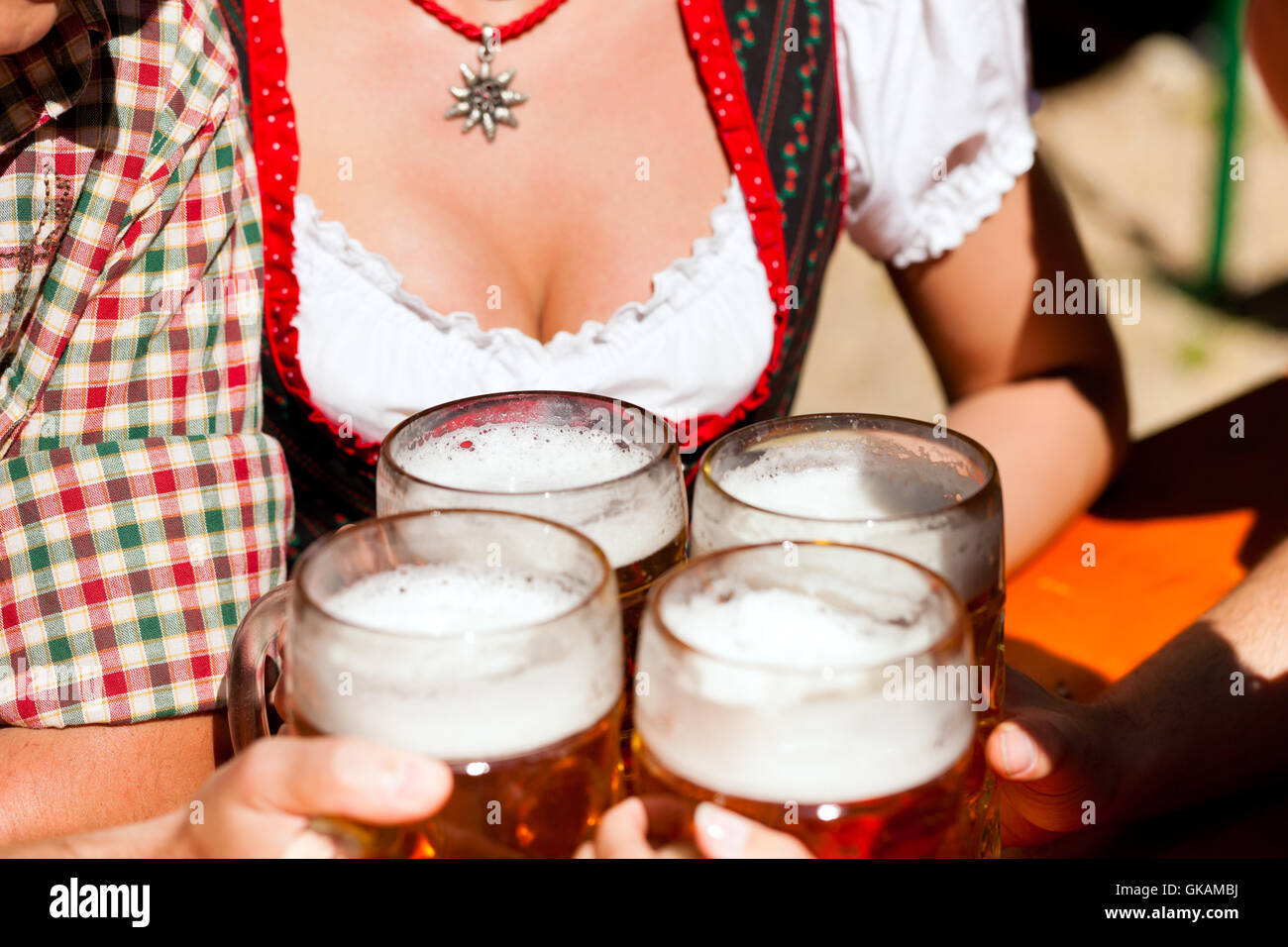 eine frische Maß Bier im Biergarten Stockfoto