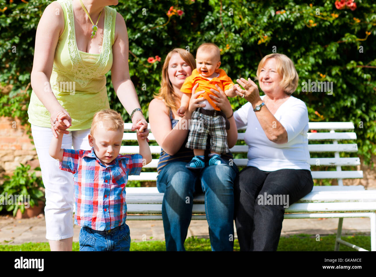 zwei Mütter mit Großmutter und Kinder im park Stockfoto