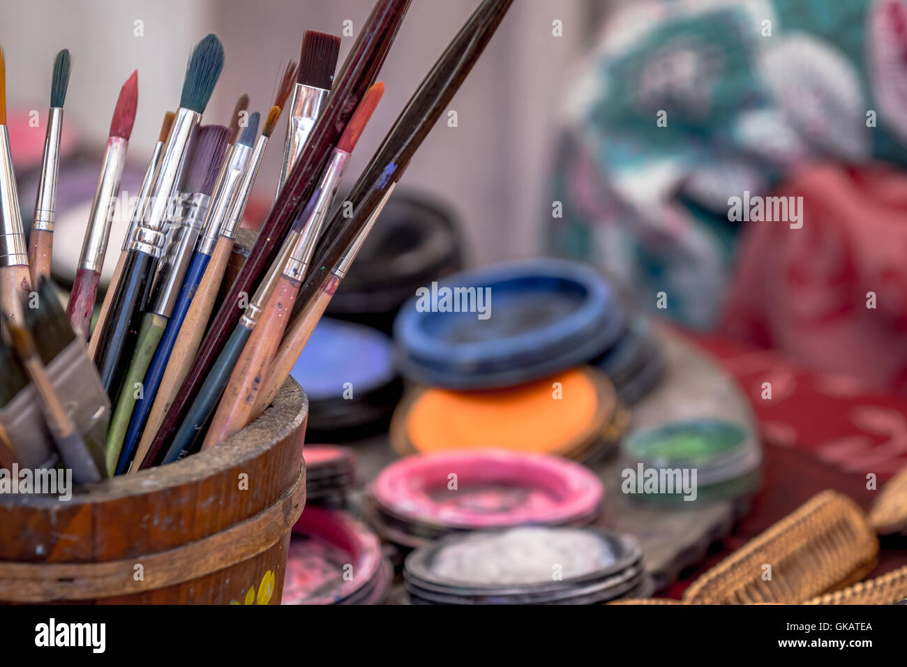 farbige Pinsel auf dem Schreibtisch Stockfoto