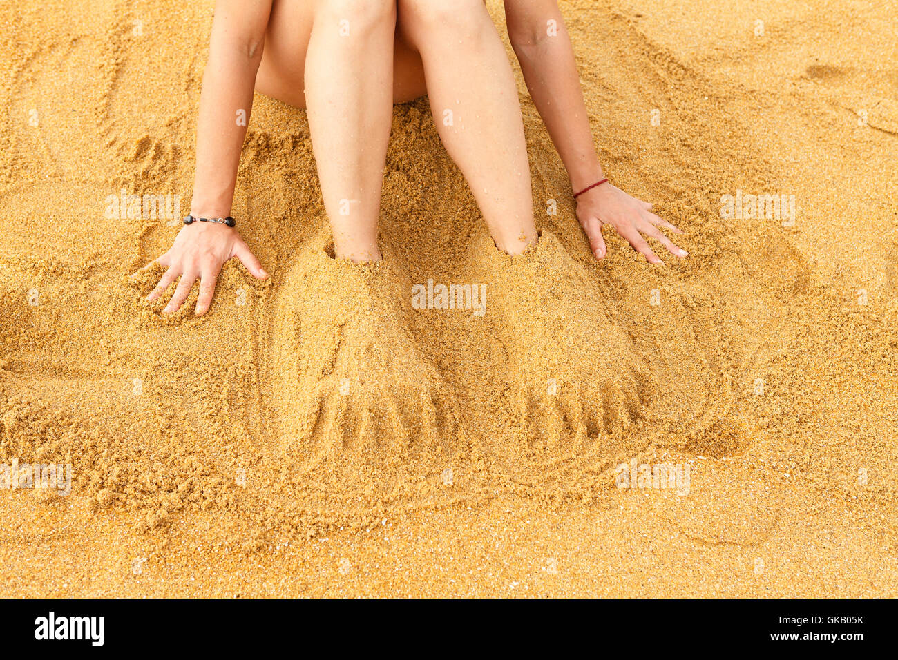 Naturbelassener schöner Strand am blauen Meer Stockfoto