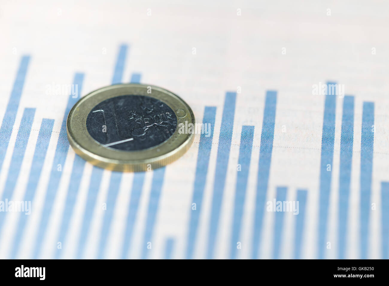 Ein-Euro-Münze über finanzielle Diagramm, Wirtschaft-Konzept Stockfoto