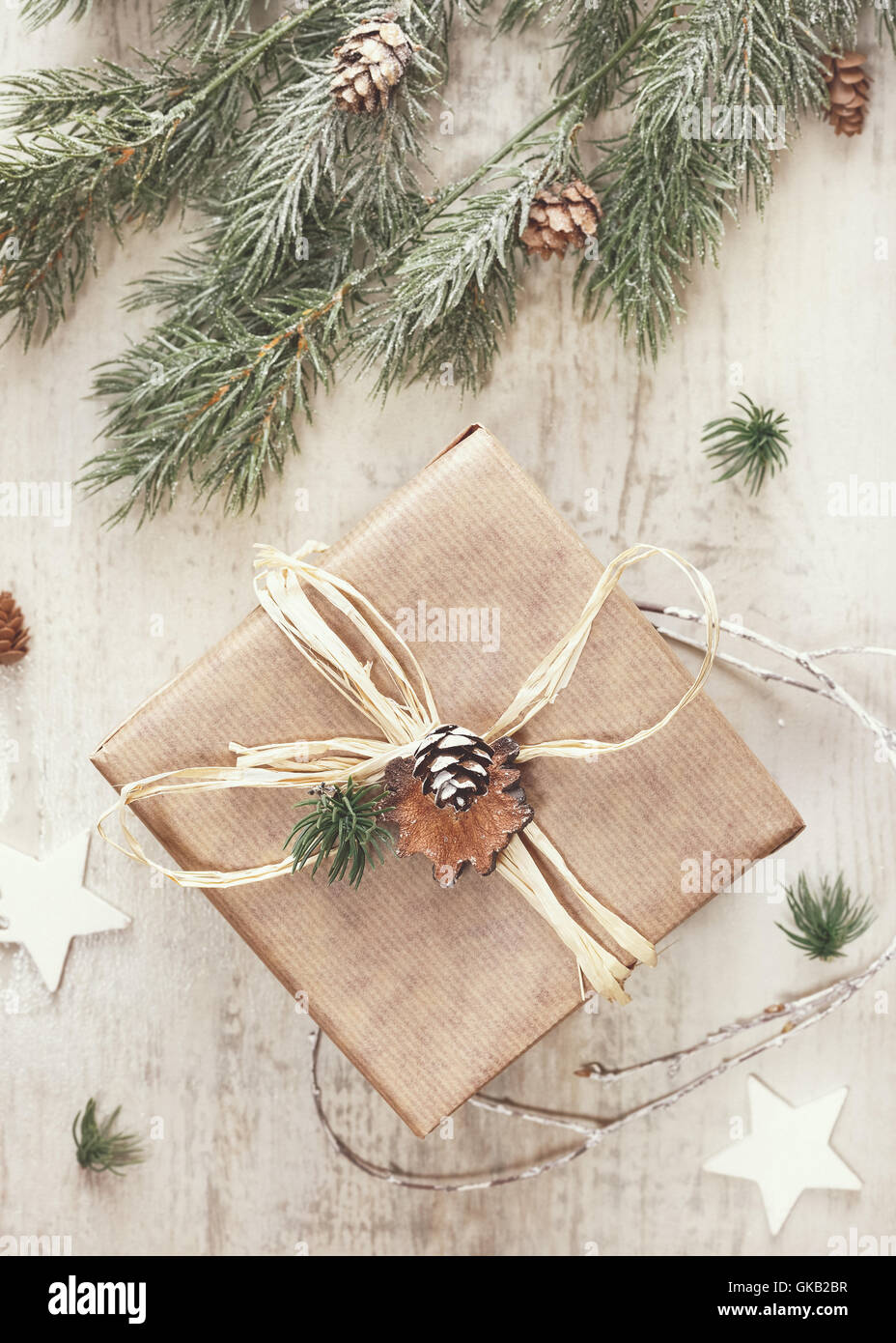 Weihnachts-Geschenk in Packpapier eingewickelt. Vintage getönten Bild, Draufsicht, Leerzeichen Stockfoto