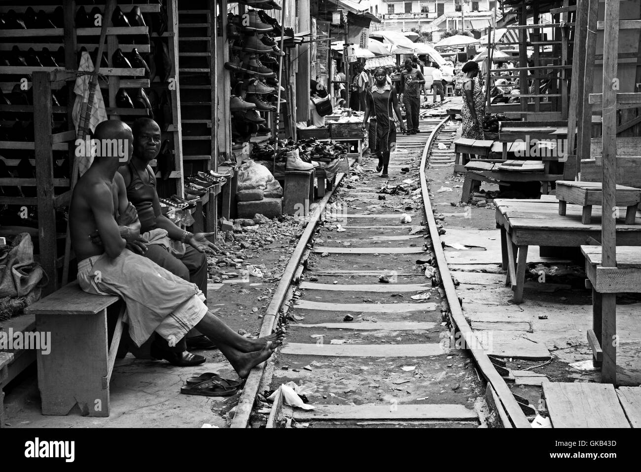 Bahnschienen passieren mitten in Kumasi Markt in Kumasi (Ghana) Stockfoto