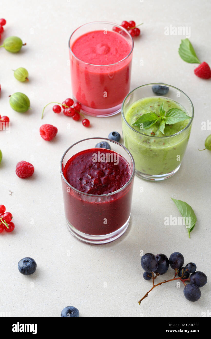 Beeren-Protein Smoothie in Glas auf Beton Stockfoto