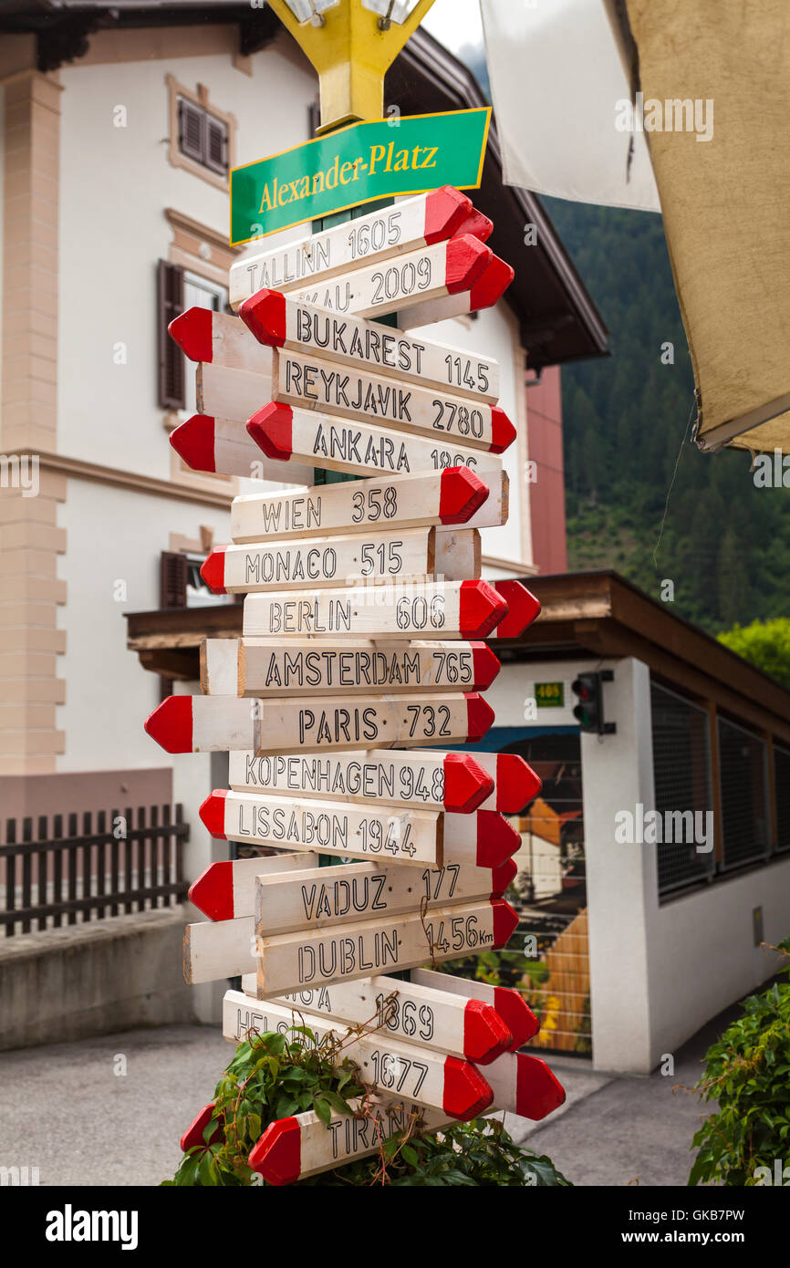 Der Indikator für die Entfernung von Mayrhofen zum berühmten Städte der Welt Stockfoto