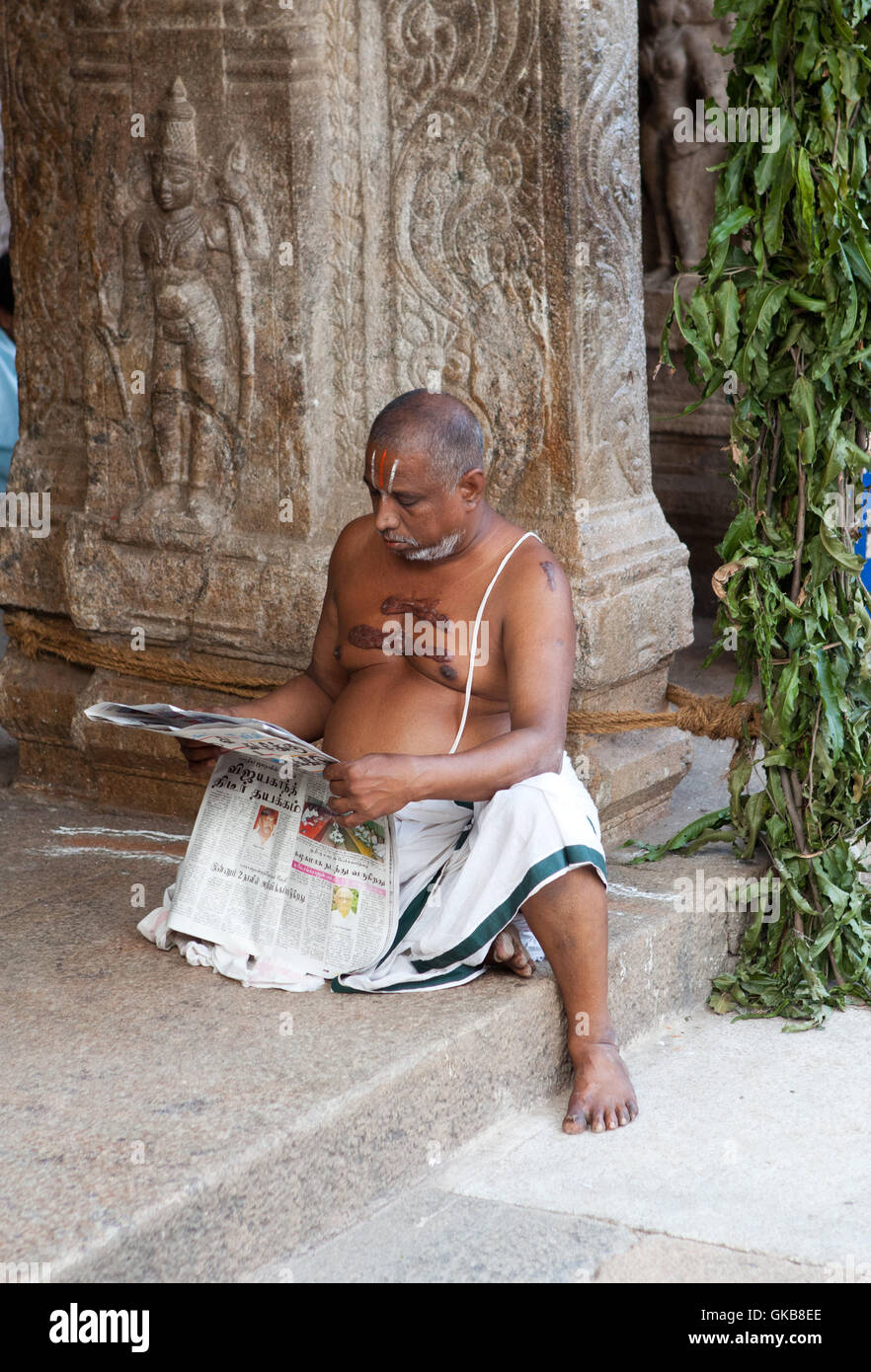 Hindupriester lesen Zeitung, Sri Ranganathaswamy Hindu-Tempel, Tiruchirappalli, Tamil Nadu, Indien Stockfoto