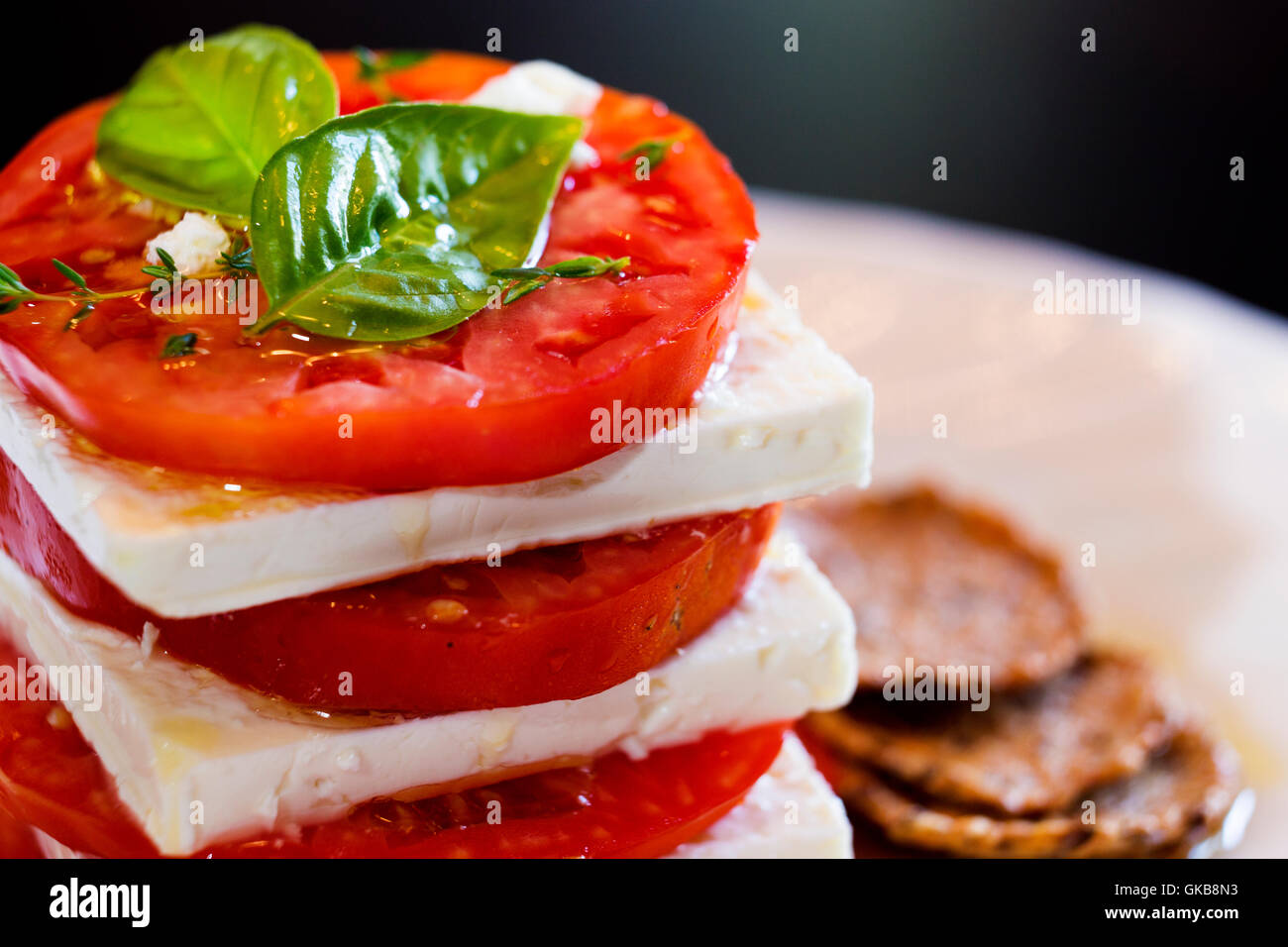 Stapeln Sie mit Bio-Rindfleisch, Tomaten und Feta Stockfoto