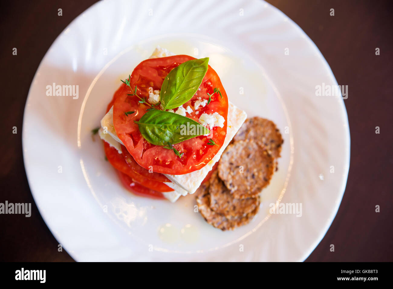 Stapeln Sie mit Bio-Rindfleisch, Tomaten und Feta Stockfoto