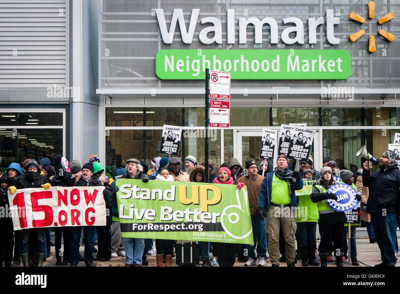 Chicago, Illinois - 28. November 2014: Auffällig Walmart Mitarbeiter und Unterstützer Protest außerhalb eines Ladens am schwarzen Freitag. Stockfoto