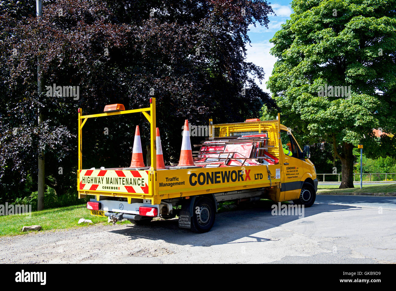 LKW mit Zapfen für die Autobahn Wartung, England UK Stockfoto